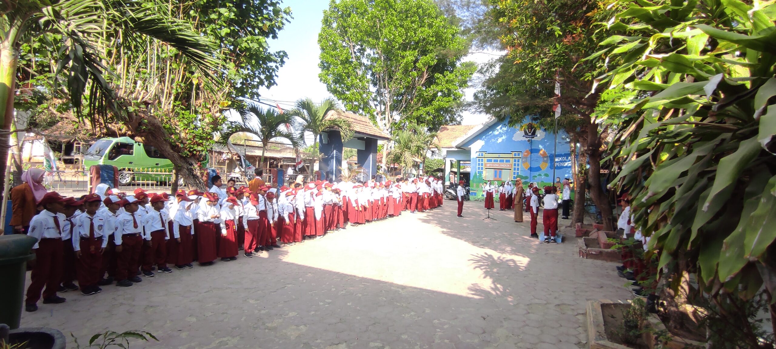 Upacara di Halaman Sekolah