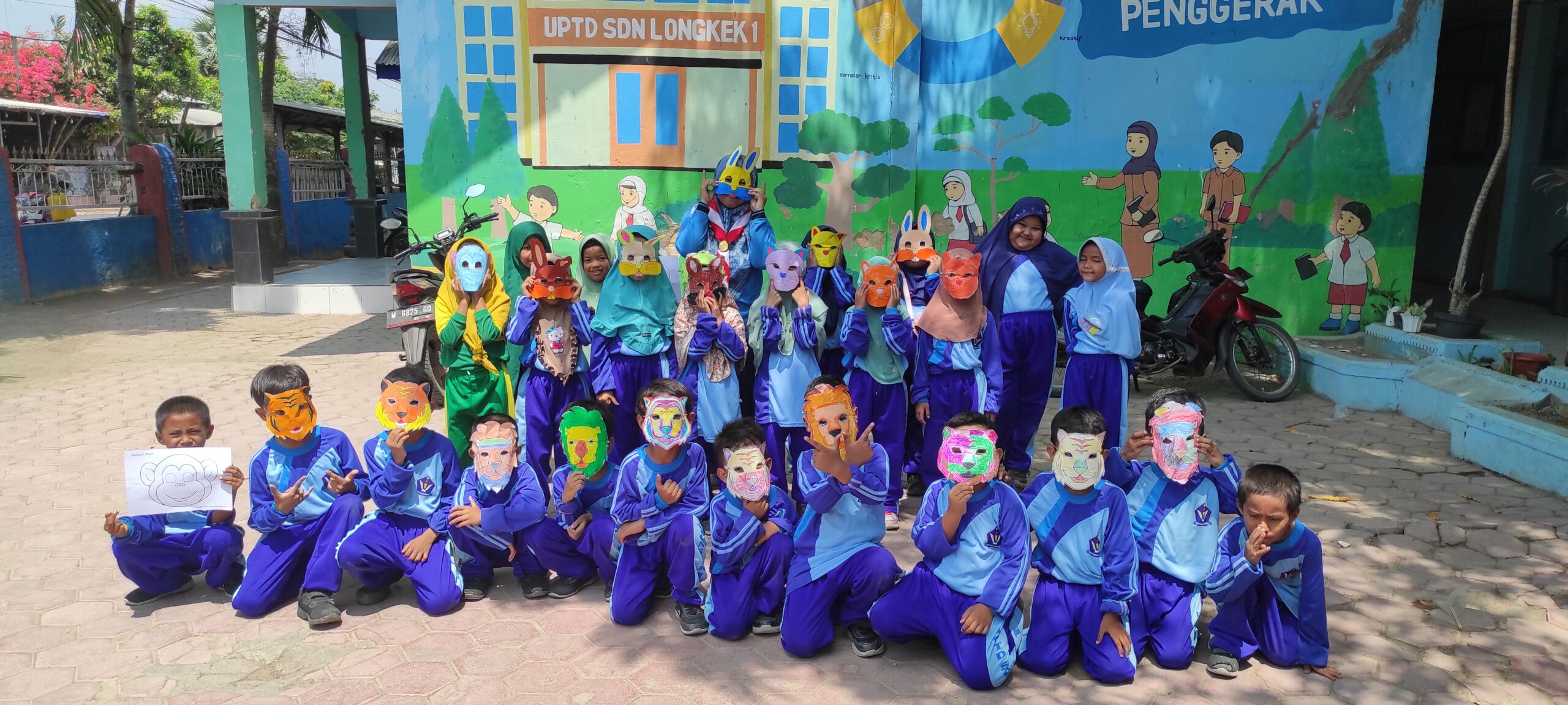 Kegiatan di Halaman Sekolah